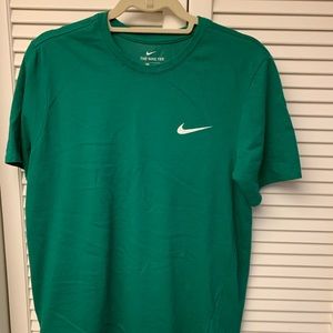 Nike tee shirt L green